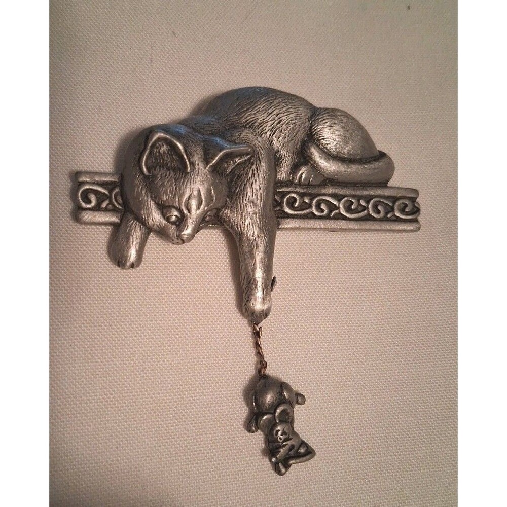 JJ JONETTE Signed Brooch Pin Pewter Cat Dangling Mouse J11 61